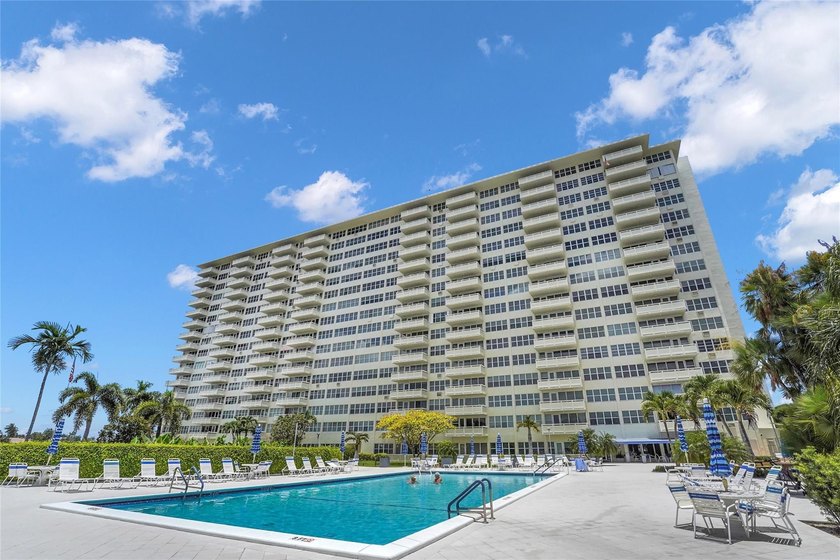 Wow! Huge Price Reduction! Corner Apartment with a private - photo 36