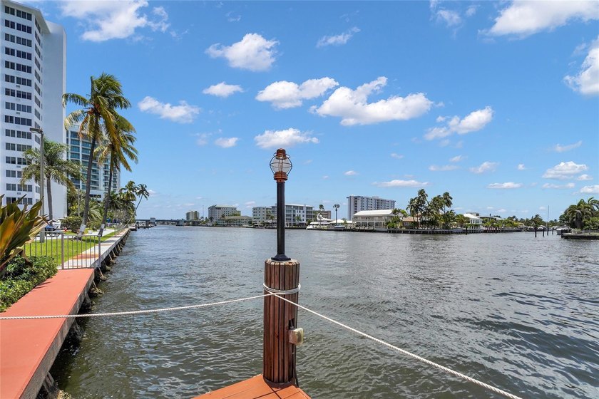 Wow! Huge Price Reduction! Corner Apartment with a private - photo 37