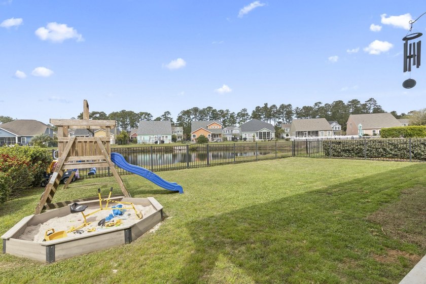 Four-bedroom, two-and-a-half-bathroom home with pond views and a - photo 38