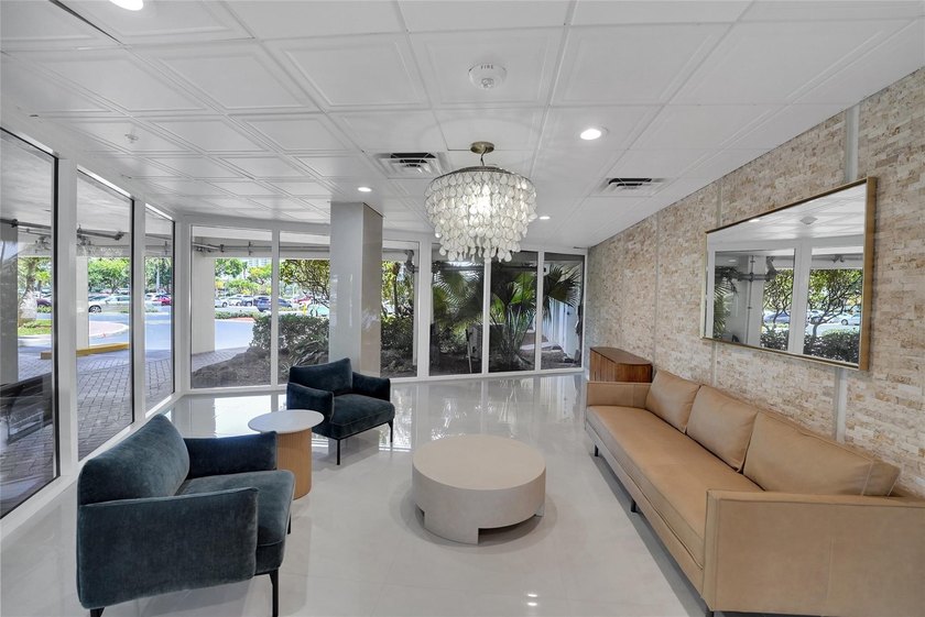 Wow! Huge Price Reduction! Corner Apartment with a private - photo 41