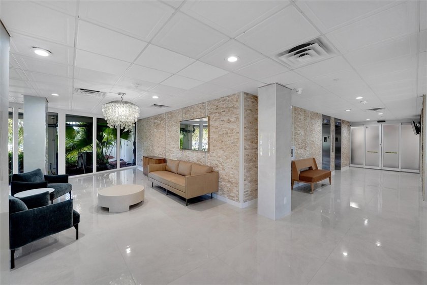 Wow! Huge Price Reduction! Corner Apartment with a private - photo 42