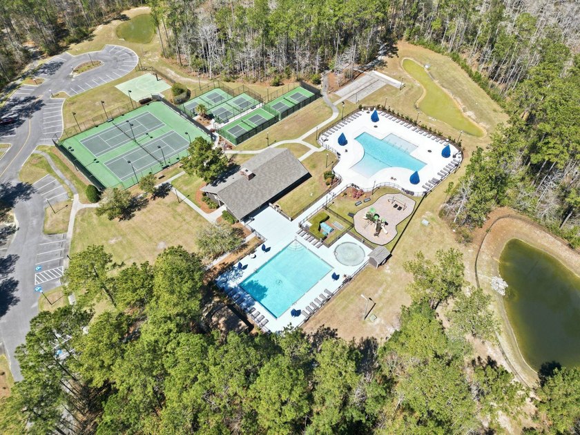 Four-bedroom, two-and-a-half-bathroom home with pond views and a - photo 43