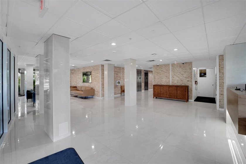 Wow! Huge Price Reduction! Corner Apartment with a private - photo 43