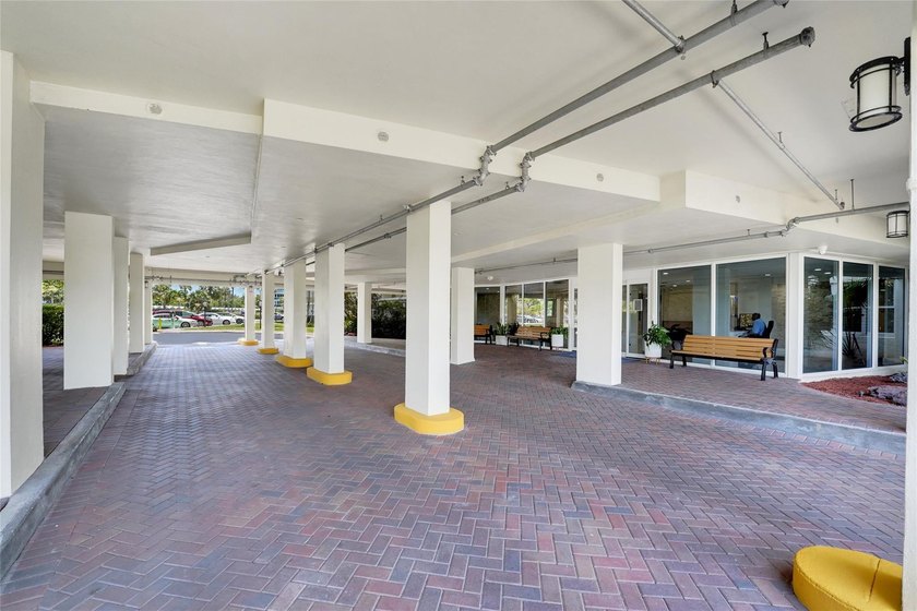 Wow! Huge Price Reduction! Corner Apartment with a private - photo 44