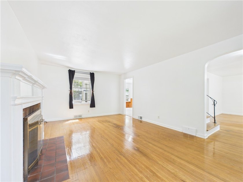 Welcome to this spacious stone-front colonial. Beautiful - photo 27