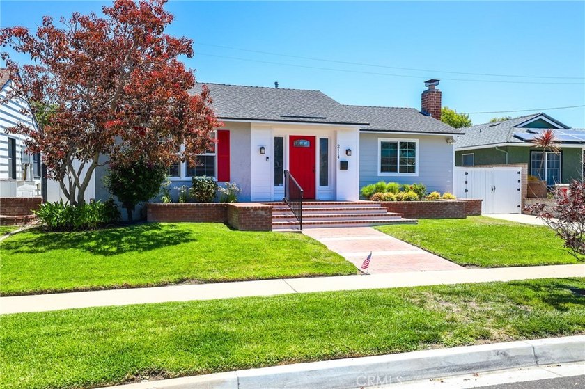 Welcome to this beautifully maintained 3-bedroom, 2-bathroom - photo 2