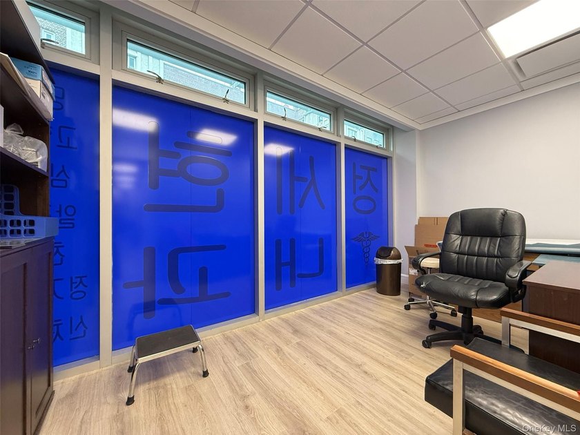 Medical office-1660 sqft-Prime flushing location located in the - photo 3