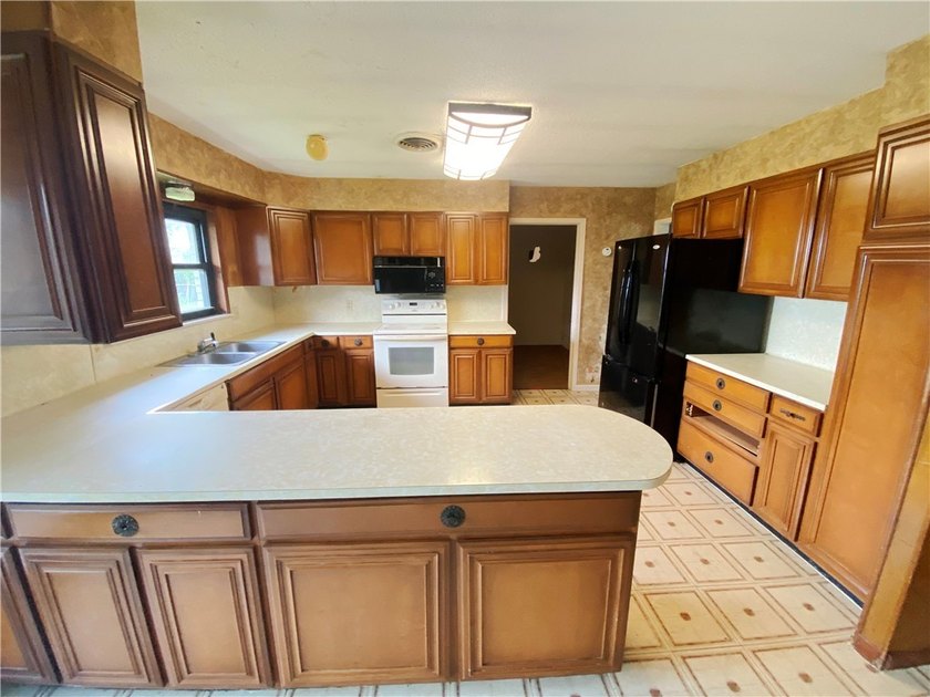 This four-side brick home in Rolling Acres subdivision has a lot - photo 4