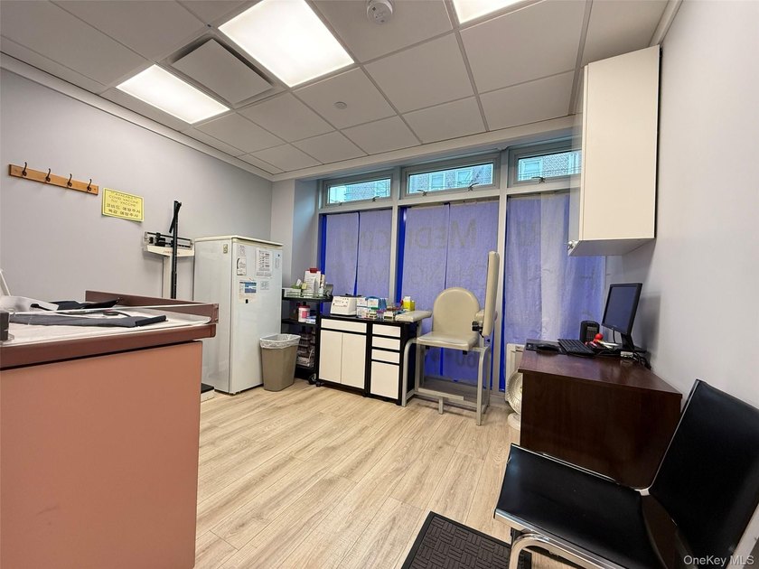 Medical office-1660 sqft-Prime flushing location located in the - photo 4
