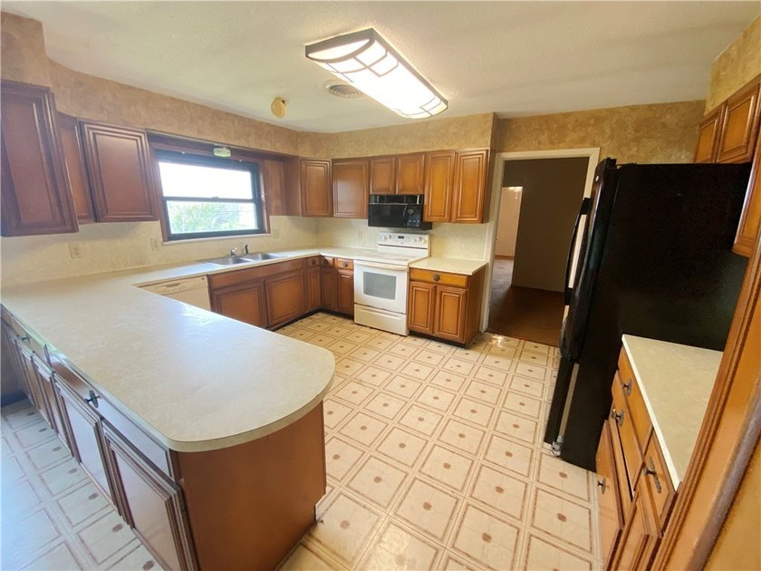 This four-side brick home in Rolling Acres subdivision has a lot - photo 5