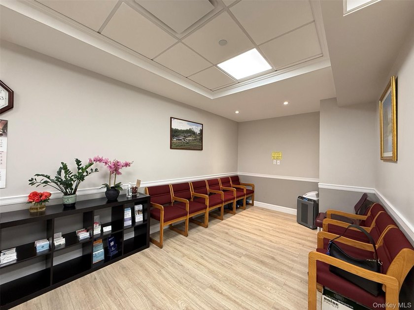 Medical office-1660 sqft-Prime flushing location located in the - photo 5