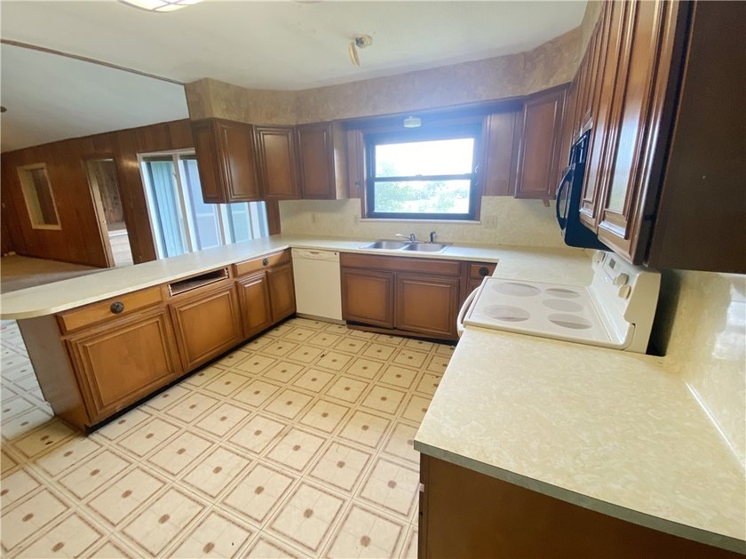 This four-side brick home in Rolling Acres subdivision has a lot - photo 6