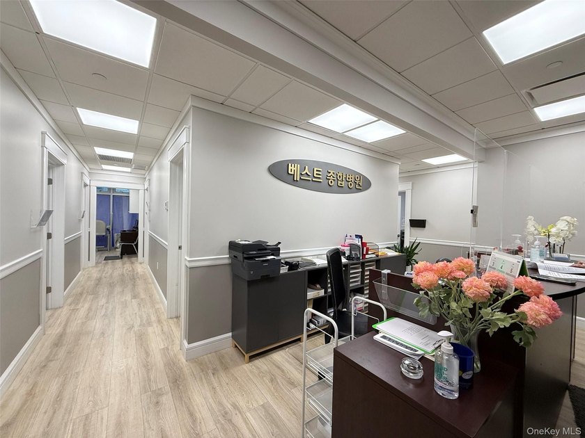 Medical office-1660 sqft-Prime flushing location located in the - photo 7