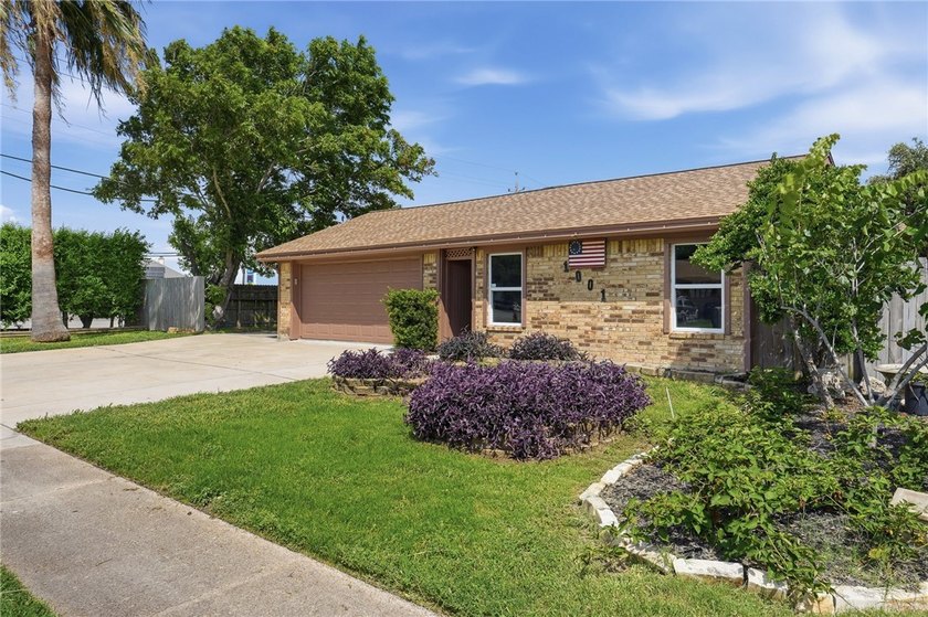 Lovingly cared for over the years, this spacious 2,214 sq ft - photo 2