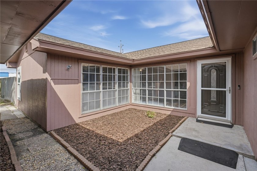 Lovingly cared for over the years, this spacious 2,214 sq ft - photo 4