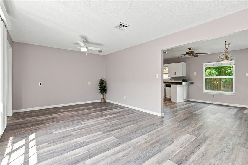 Lovingly cared for over the years, this spacious 2,214 sq ft - photo 6