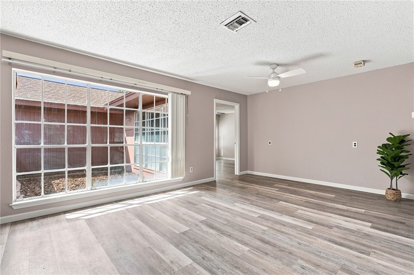 Lovingly cared for over the years, this spacious 2,214 sq ft - photo 7
