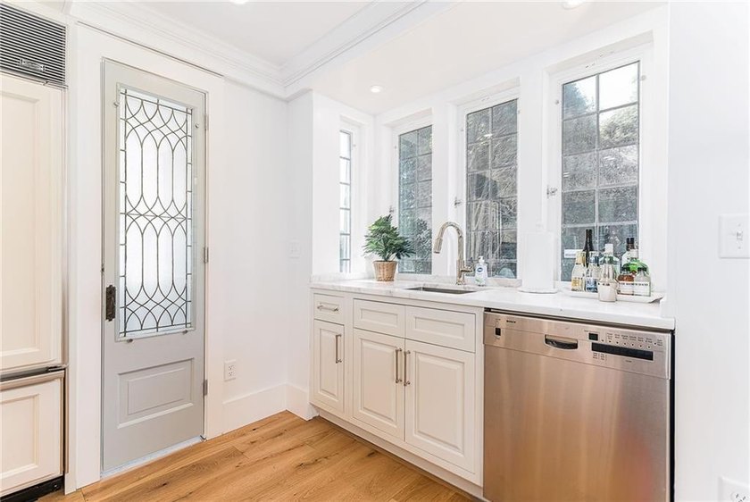 19 East Hills Road presents a rare opportunity to own a - photo 11