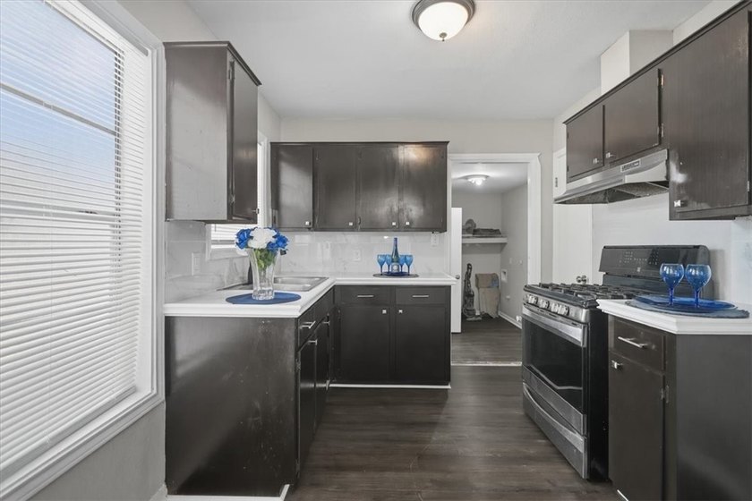 Beautifully updated and move-in ready! This charming home - photo 7