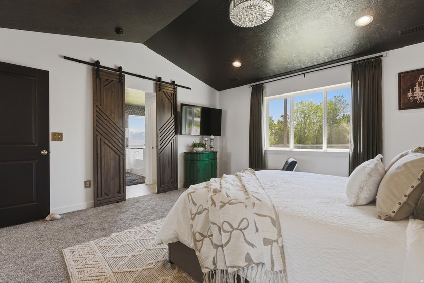 Stunning 5-bedroom, 3.5-bath Saratoga Springs home with - photo 19
