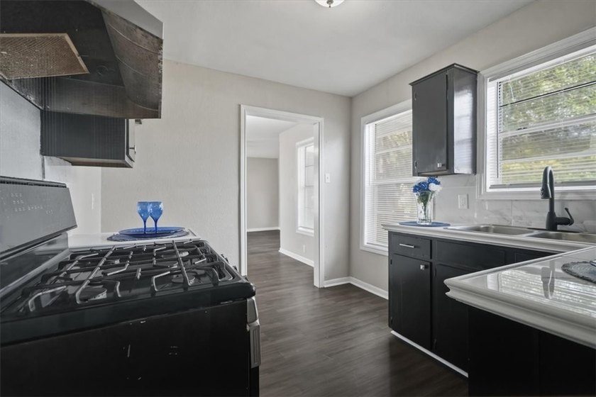 Beautifully updated and move-in ready! This charming home - photo 10