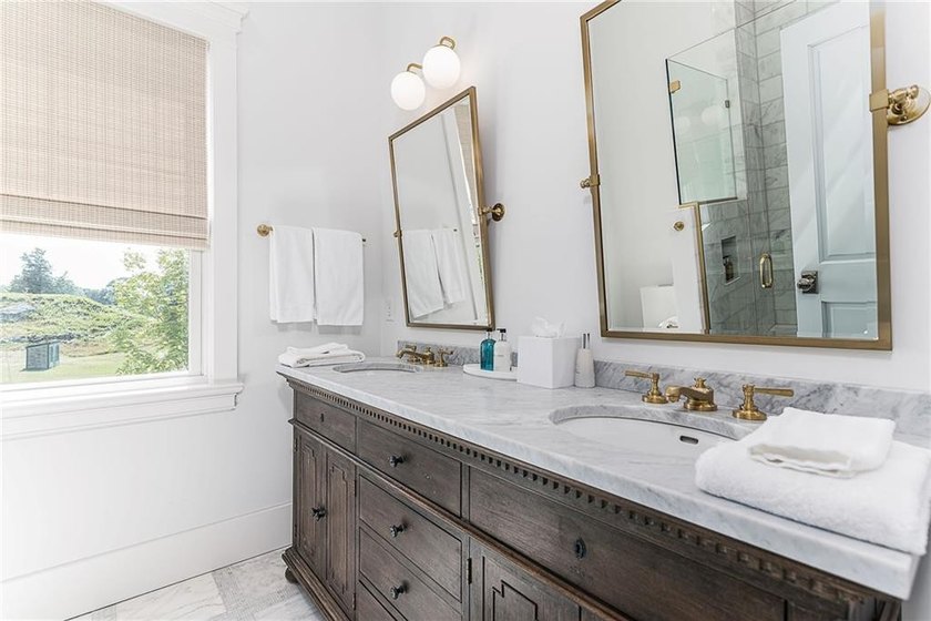 19 East Hills Road presents a rare opportunity to own a - photo 21
