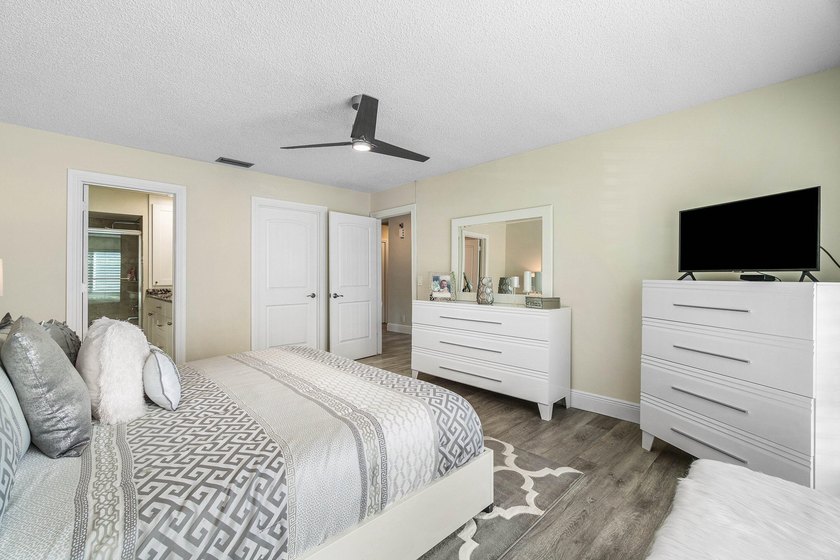 Rarely available &amp; totally remodeled 2-bed, 2-bath END UNIT - photo 22