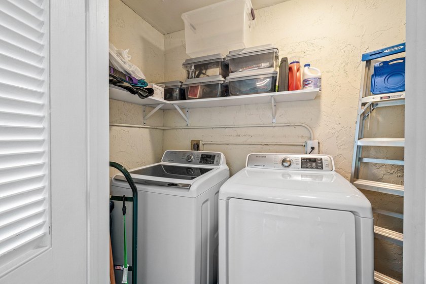Rarely available &amp; totally remodeled 2-bed, 2-bath END UNIT - photo 29