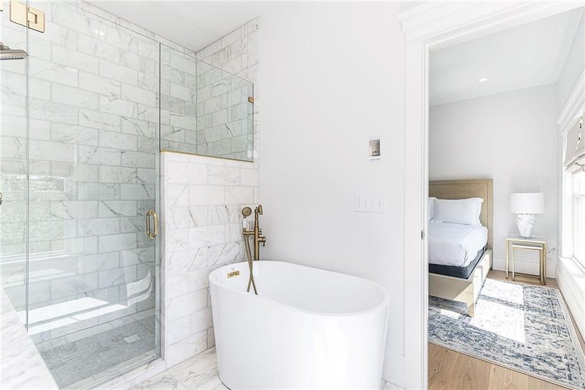 19 East Hills Road presents a rare opportunity to own a - photo 32
