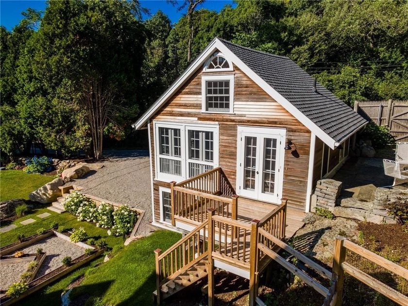 19 East Hills Road presents a rare opportunity to own a - photo 34