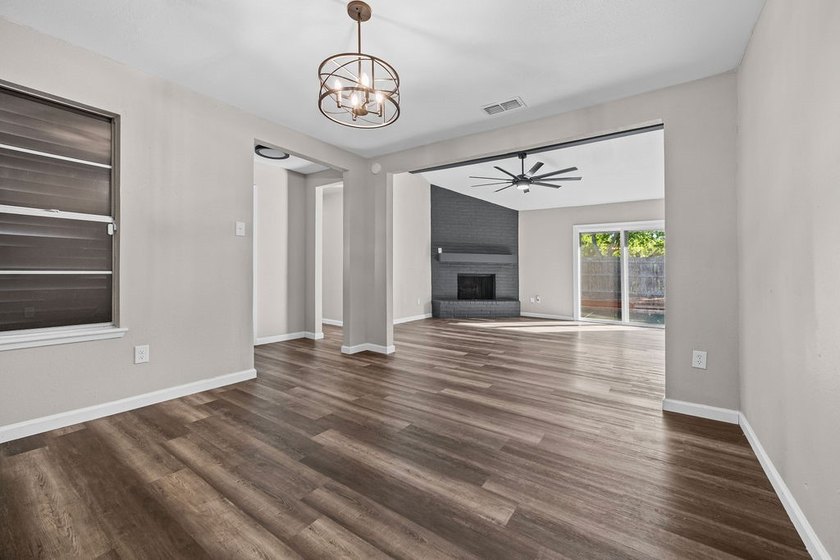 Really cute, move-in ready, 3-bedroom, 2-bath home! Recently - photo 2