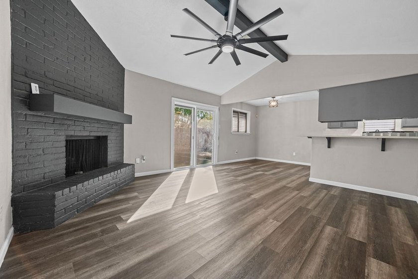 Really cute, move-in ready, 3-bedroom, 2-bath home! Recently - photo 3