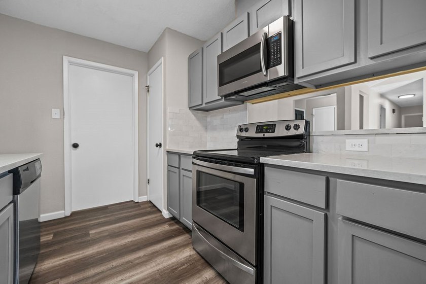 Really cute, move-in ready, 3-bedroom, 2-bath home! Recently - photo 5