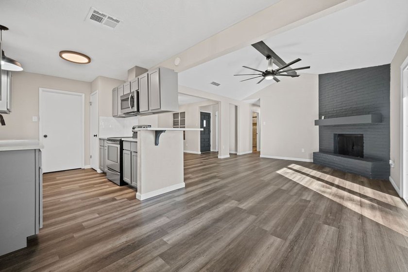 Really cute, move-in ready, 3-bedroom, 2-bath home! Recently - photo 6