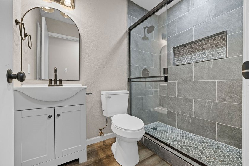 Really cute, move-in ready, 3-bedroom, 2-bath home! Recently - photo 8