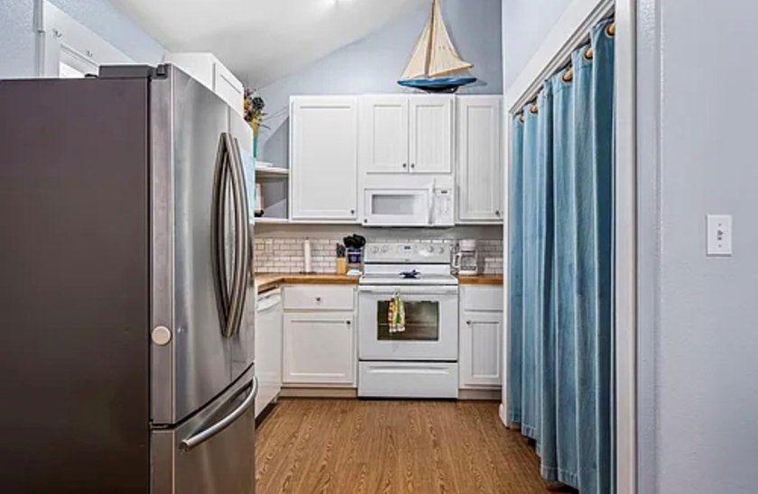 Charming 2-bedroom, 1-bath cottage in the desirable Copano - photo 3