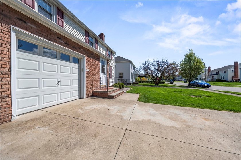 Welcome to 118 Queensboro Rd in Irondequoit - a beautifully - photo 3