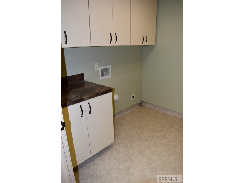 PRIME LOCATION! SPACIOUS! The Building is Located in a busy - photo 31