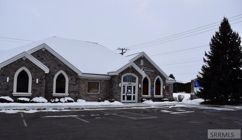 PRIME LOCATION! SPACIOUS! The Building is Located in a busy - photo 38