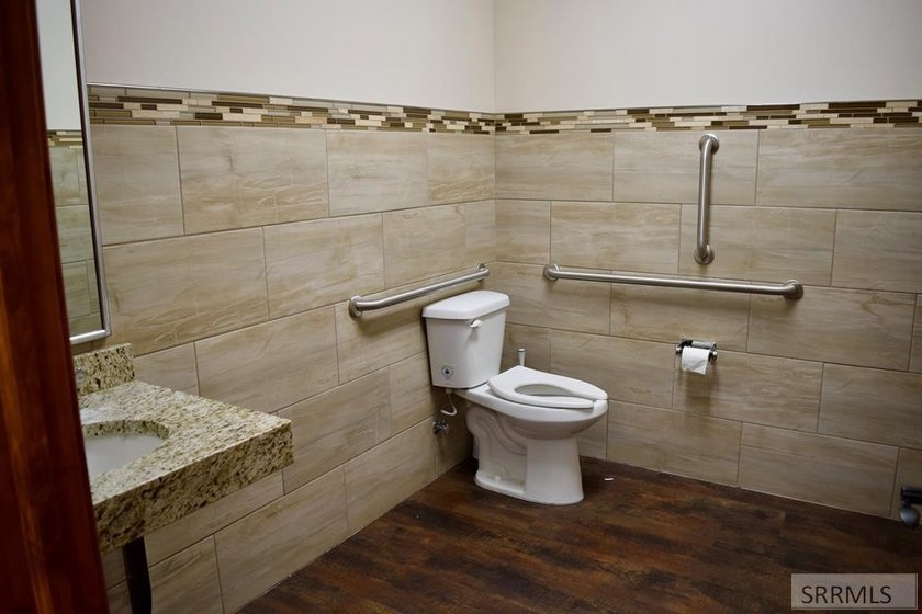 PRIME LOCATION! SPACIOUS! The Building is Located in a busy - photo 44