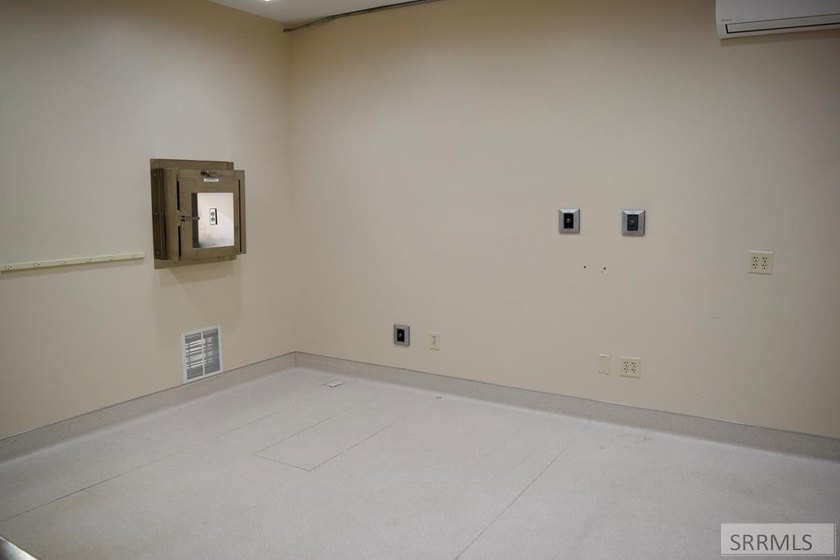 PRIME LOCATION! SPACIOUS! The Building is Located in a busy - photo 46