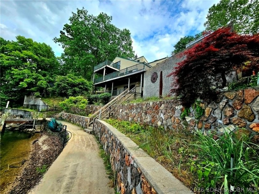 Two beautifully remodeled lakefront homes offering an incredible - photo 47