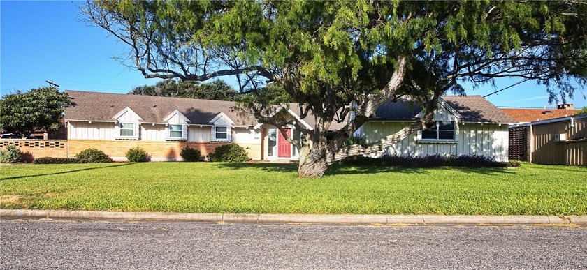 LOCATED in the heart of Portland! This beautifully maintained - photo 3