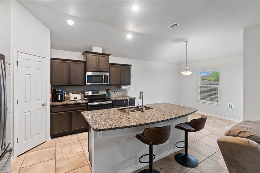 VA Assumable Loan Available! Don't miss this fantastic - photo 8