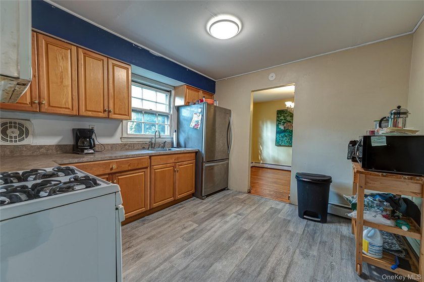 Opportunity to make this charming Halesite home your own. Tucked - photo 12