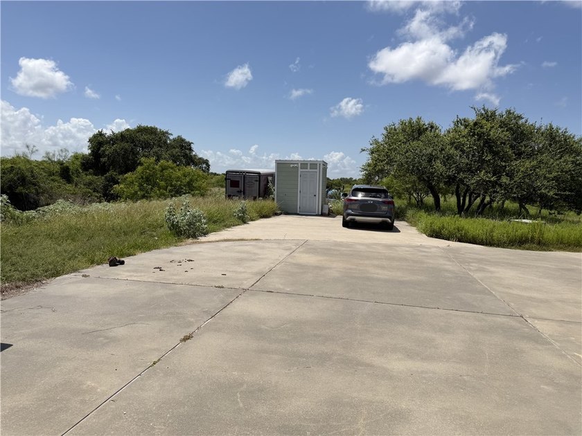 Discover the potential of this spacious 4-bedroom, 4-bath home - photo 5