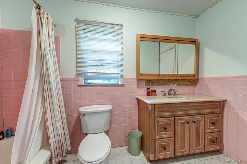 Opportunity to make this charming Halesite home your own. Tucked - photo 15