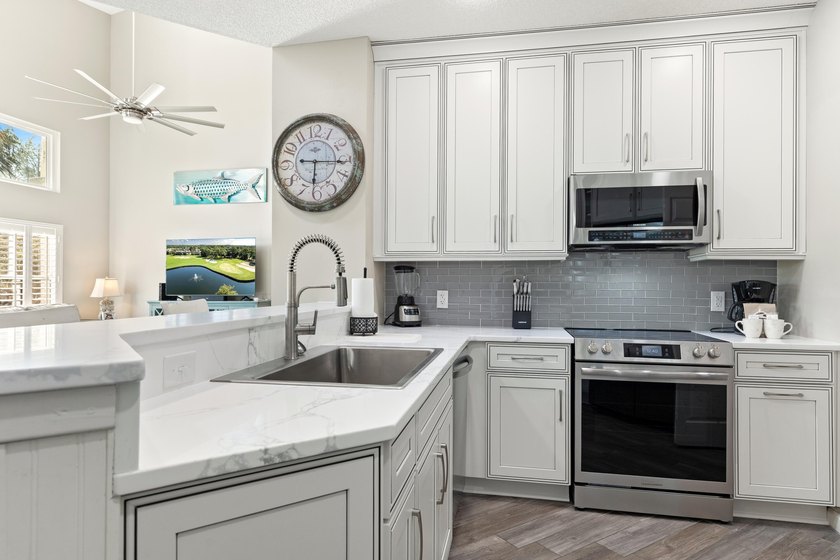 Welcome to 982 Northshore Drive, a beautifully updated townhome - photo 16