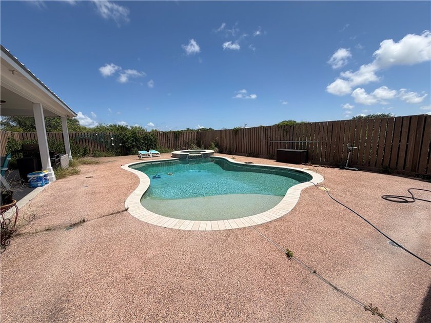 Discover the potential of this spacious 4-bedroom, 4-bath home - photo 7