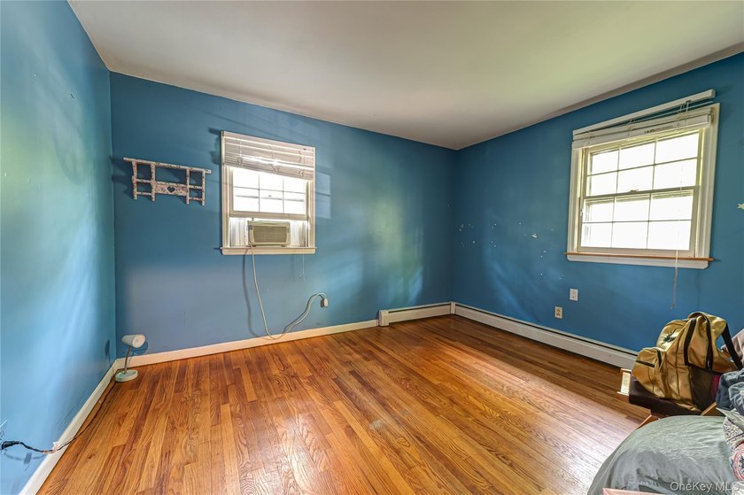 Opportunity to make this charming Halesite home your own. Tucked - photo 18